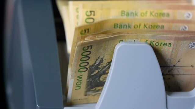 Counting 50,000 won bills in South Korea, money, 60fps, slow