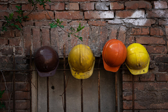 Kolorowe kaski pracownik&oacute;w stoczni