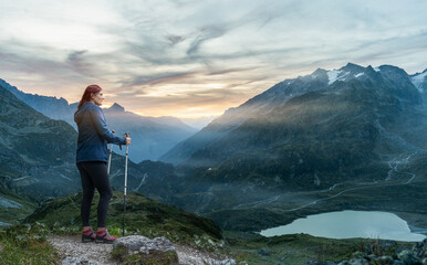 Wanderin genießt die Berge