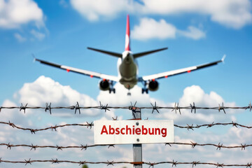 Flugzeug beim Start mit Schild Abschiebung - Symbolbild 