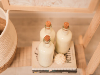 butelki z mlekiem
