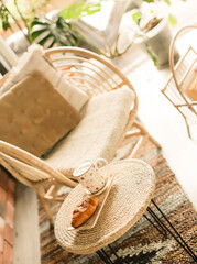 fotel i stolik z kawką