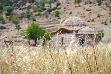 Magnifique monastère Saint Ignatios sur l'île de Lesbos en Grèce, un lieu de spiritualité et de sérénité entouré de paysages naturels.