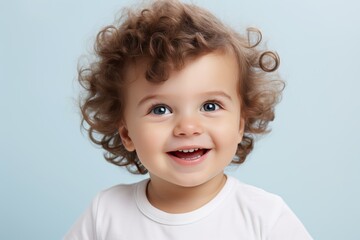 Naklejka premium A little child is smiling happily.