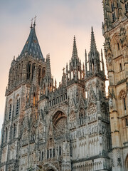 Fototapeta premium Cathédrale Notre-Dame de Rouen (Rouen Cathedral) at sunrise