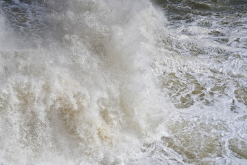 Wild aufschäumende Wellen zeigen ihr Spiel mit zahlreichen Wassertropfen