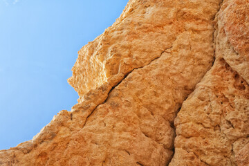 Grosser Sandsteinfelsen mit Erosion und Rissen
