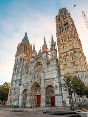 Fototapeta premium Cathédrale Notre-Dame de Rouen (Rouen Cathedral) at sunrise