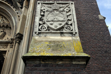 basilika pontificia steinrelief an der marienbasilika in kevelaer