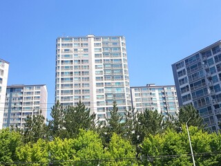 An image explaining the sturdiness of Korean apartments, their high-rise design, and the key points of life.