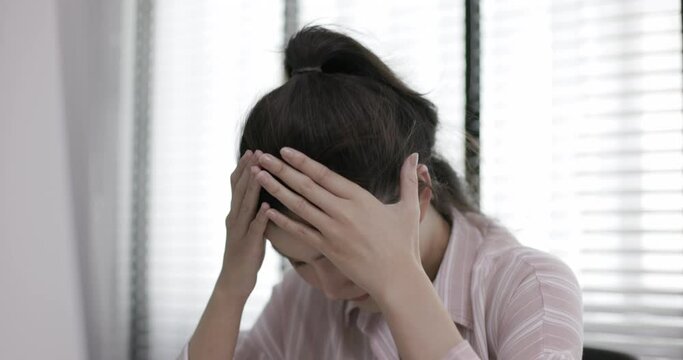 Asian female office workers feel pressured at work and business failures, causing them to feel burned out and want to resign from their jobs due to the stressful conditions in the company.