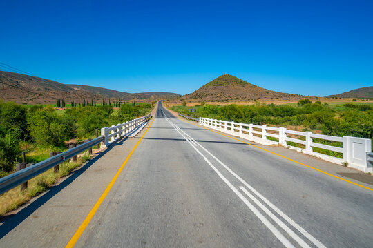View of road R62 and green mountainous landscape between Zoar and Calitzdorp