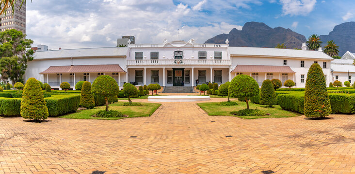 View of De Tuynhuys Building in Company's Garden and Table Mountain in background, Cape Town, Western Cape