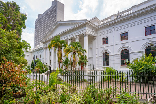 View of Cape Town City Libraries from Company's Garden and Table Mountain in background, Cape Town, Western Cape