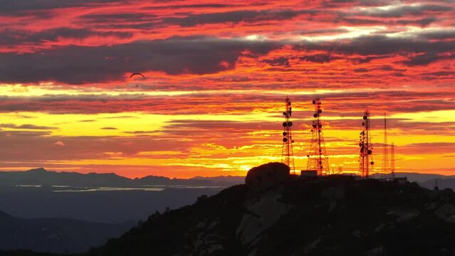 Voo livre de parapente no pico do Jabre, Matureia, Para&iacute;ba, Brazil.