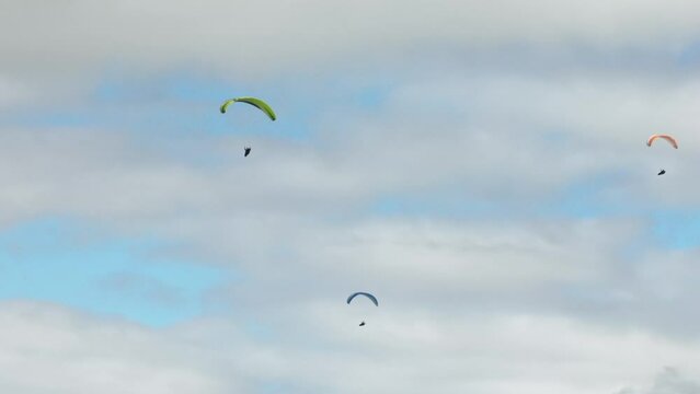 Voo livre de parapente no pico do Jabre, Matureia, Para&iacute;ba, Brazil.