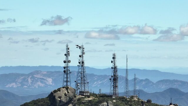 Voo livre de parapente no pico do Jabre, Matureia, Para&iacute;ba, Brazil.