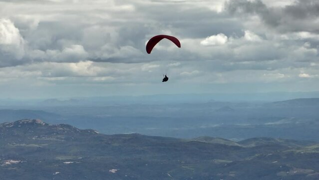 Voo livre de parapente no pico do Jabre, Matureia, Para&iacute;ba, Brazil.