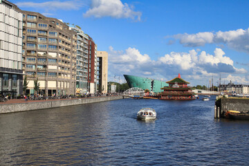 Amsterdam, reges Treiben an der Oosterdokskade