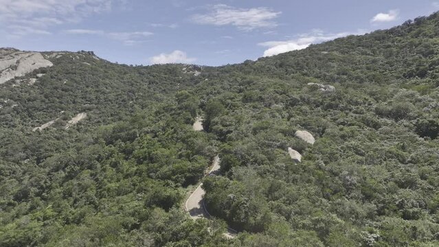 Toyota Bandeirante pecorrendo estrada, subindo montanha.