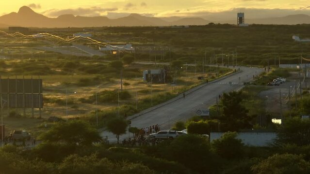Amanhecer do dia, pessoas se exercitando.