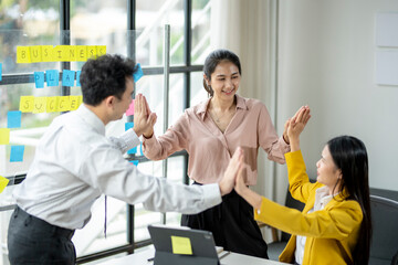 Obraz premium Three people are shaking hands in a business setting