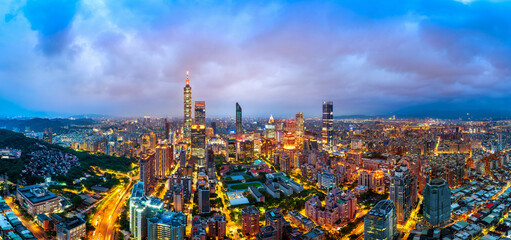 Fototapeta premium Panorama of cityscape and traffic at night in Taipei, Taiwan.