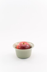 immagine primo piano di ciotola e gustoso frutto di mela rossa con sfondo bianco