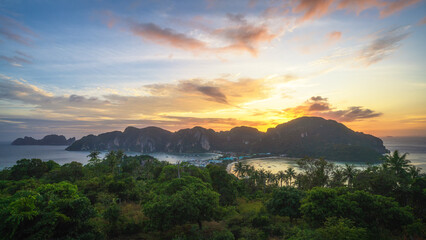 Obraz premium sunset on tropical island ko phi phi in thailand