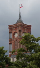 Turm des Roten Rathauses in Berlin von hinten