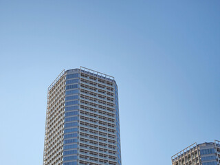 Fototapeta premium 青空に映える高層マンション