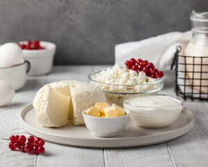 Cottage cheese with sour cream and butter served on tray