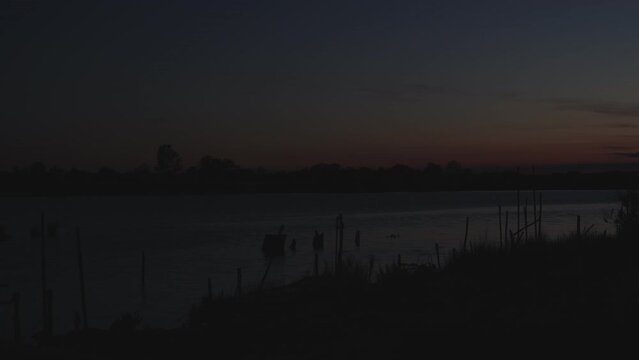 tramonto sul fiume. inquadratura dettagliata di un ambiente naturale dalle sponde del fiume Isonzo, di sera, nel nord est Italia, mentre il sole tramonta all'orizzonte