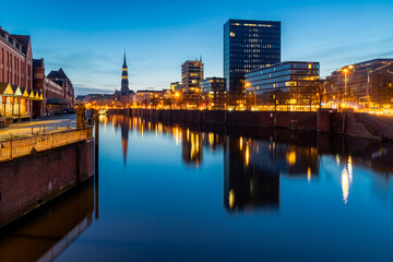 Fototapeta premium Hamburg am Zollkanal am Abend