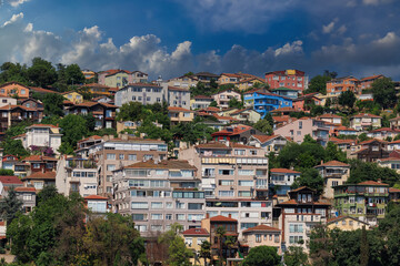 Obraz premium Southern cityscape, view of buildings and houses with green plants in public places in Turkey, sunny summer day in the city of Istanbul