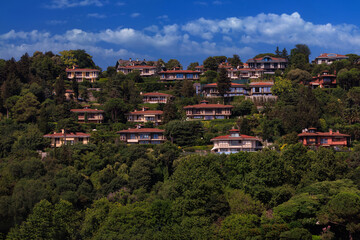 Obraz premium Southern cityscape, view of buildings and houses with green plants in public places in Turkey, sunny summer day in the city of Istanbul