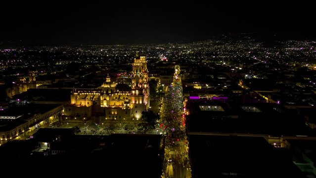 Catedral de Morelia durante la noche, toma aerea con dron. Hyperlapse del centro historico 