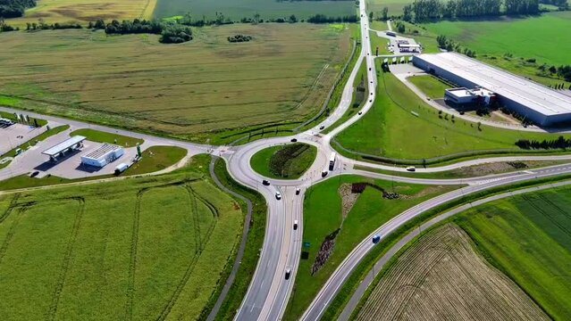 Skrzyżowanie dr&oacute;g, rondo, widok z lotu ptaka, widok z drona.	