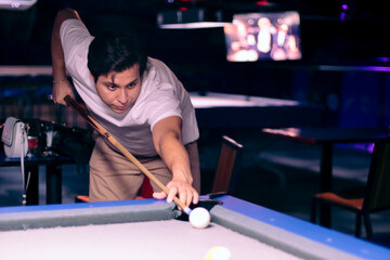 Juego de Billar: Hombre concentrado tirándole a la bola de billar