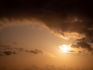 Couché de soleil derrière les nuages