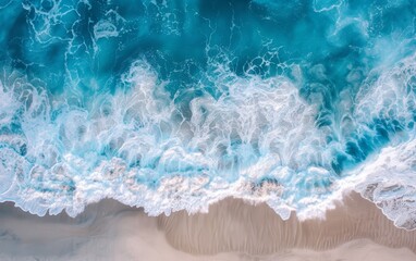 Naklejka premium Aerial view of ocean waves hitting the beach