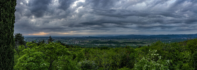 ampia visuale panoramica sul territorio in pianura nell'Italia nord orientale, di sera, al...
