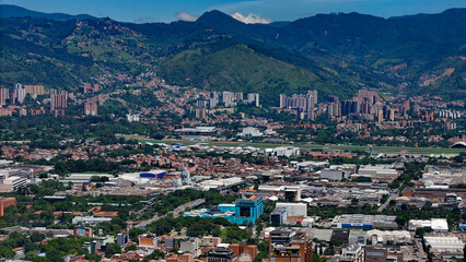 Fototapeta premium Imagen aérea de la ciudad de Medellín, Colombia; durante un día de verano espectacular