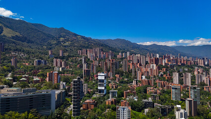 Obraz premium Imagen aérea de la ciudad de Medellín, Colombia; durante un día de verano espectacular