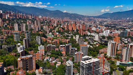 Imagen aérea de la ciudad de Medellín, Colombia; durante un día de verano espectacular