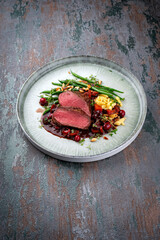 Traditionell gebratener Rehrücken mit Südtiroler mit Spätzle, Gemüse und Obst in Schokoladen...