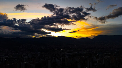 Imagen aérea de un hermoso atardecer en la ciudad de Medellín, Colombia.