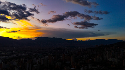 Imagen aérea de un hermoso atardecer en la ciudad de Medellín, Colombia.