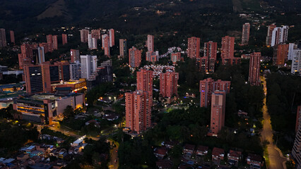 Imagen aérea de la ciudad al caer la noche, Medellín, Colombia.