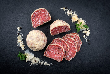 Traditionelle italienische Saltufo Salami mit Parmesan ummantelt und Trüffel serviert als...